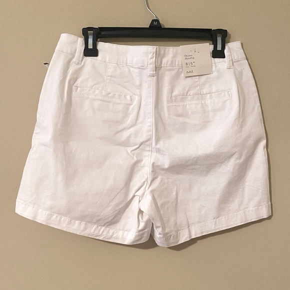 White shorts - Picture 2 of 4